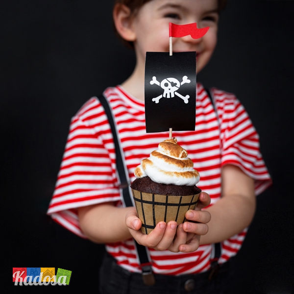 Cupcake Topper PIRATI a Forma di Vele e Botti in Legno 6 pz Set Pirati Botte e Vela Arrembggio Pirata Compleanno Party Vele Teschio Festa a Tema ZFM3 - Kadosa